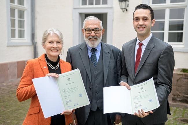 两名新海德堡人向人们展示他们的入籍证书(照片来源:Rothe) 两名新海德堡人向人们展示他们的入籍证书(照片来源:Rothe)