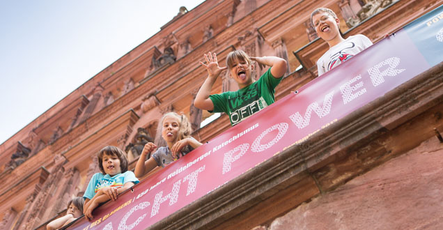 孩子们在城堡阳台玩耍(照片:Arndt) 孩子们在城堡阳台玩耍(照片:Arndt)